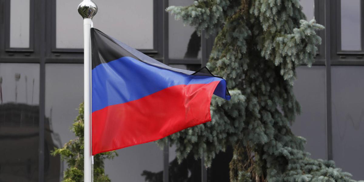 Bandera de la República Separatista de Donetsk en Moscú.