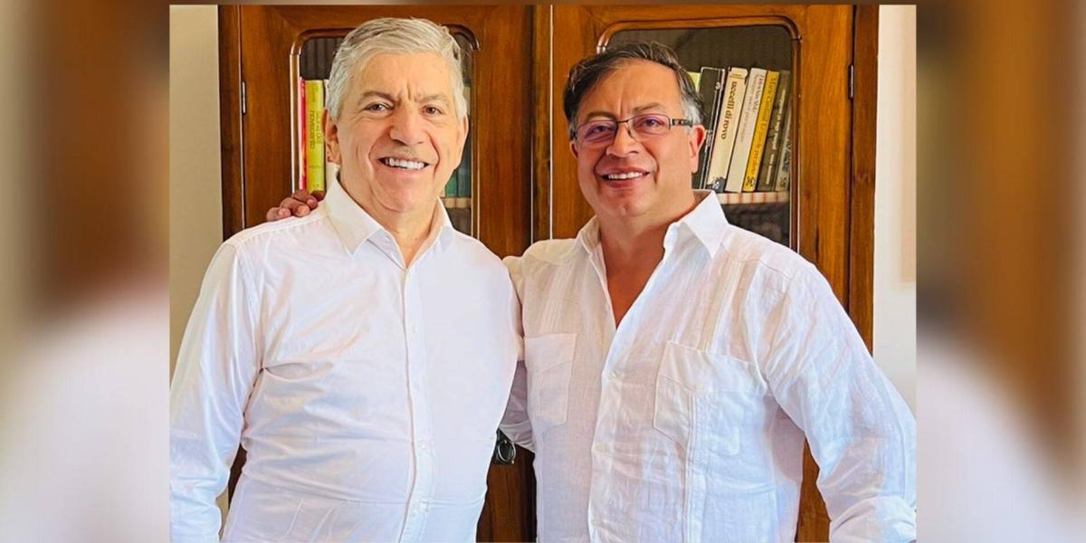 César Gaviria (presidente del Partido Liberal) y Gustavo Petro (presidente electo).