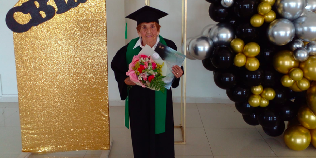 Irma Gloria Esquivel recibe su diploma en educación superior en México.