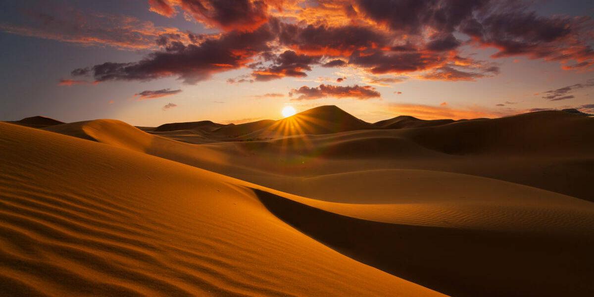Como parte de la experiencia de conocer el Desierto del Sáhara, los visitantes pueden reservar una noche para poder ver, de primera mano, como el sol asciende sobre las inhóspitas dunas.