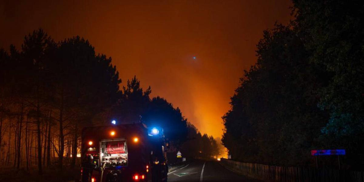 La foto muestra a los bomberos en acción durante un incendio forestal en Landiras (Francia). En el área de Gironda, dos incendios forestales arrasaron más de 10.000 hectáreas.