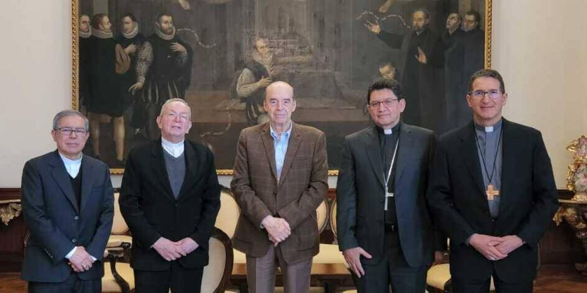 El canciller delegado Álvaro Leyva se reunió con miembros de la Conferencia Episcopal.