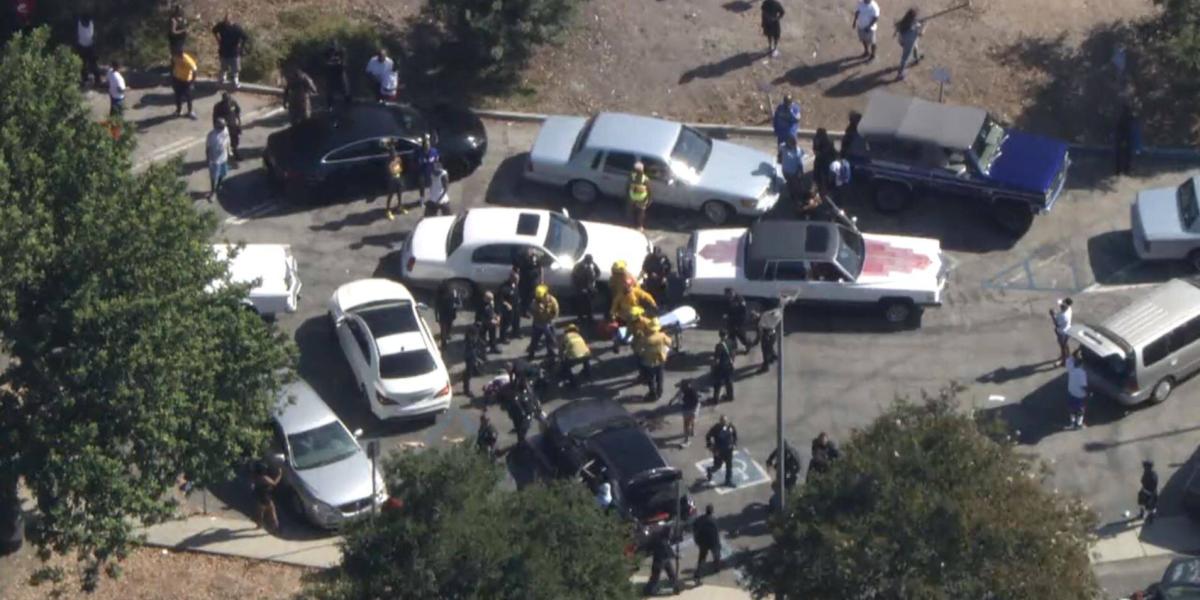 Dos personas muerieron en un tiroteo durante exhibición de coches en Los Ángeles.