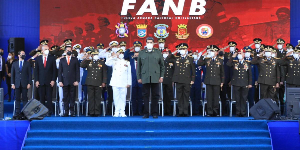 Nicolás Maduro acompañado del Alto Mando Militar