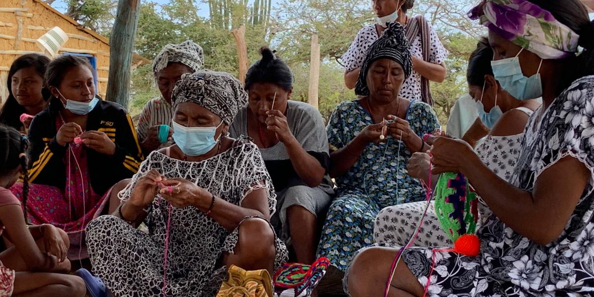 Más de 150 mujeres Wayuu pertenecientes a varias rancherías de la zona de Manaure en la Guajira participan en el evento.