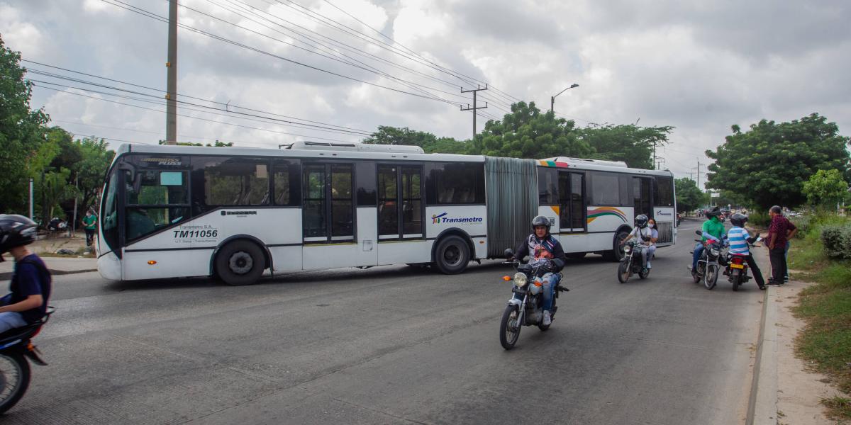 Segundo día de paro por parte de conductores de buses urbanos en Barranquilla debido a los asesinatos a su gremio. Mototaxistas se unieron en la entrada de Soledad.