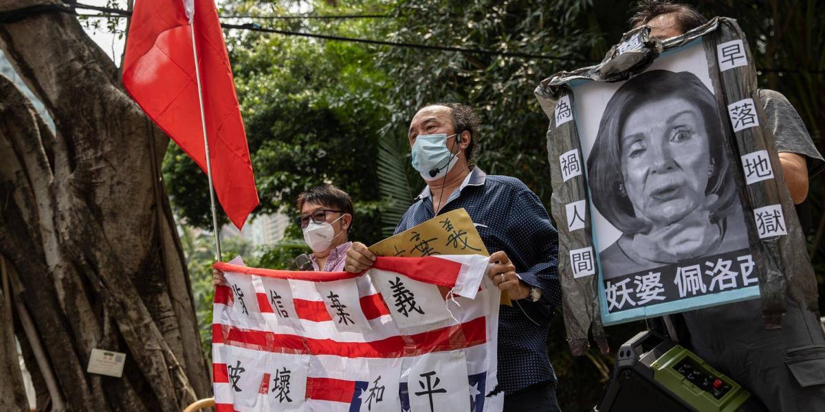 Manifestantes en China han usado fotos de Nancy Pelosi para expresar su inconformismo.