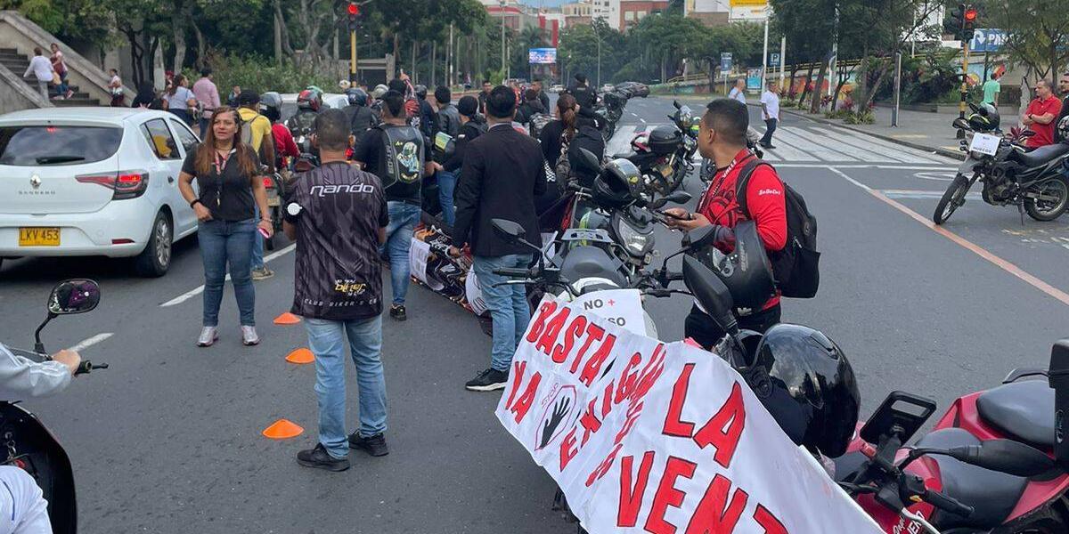 Los motociclistas protestan pacíficamente.
