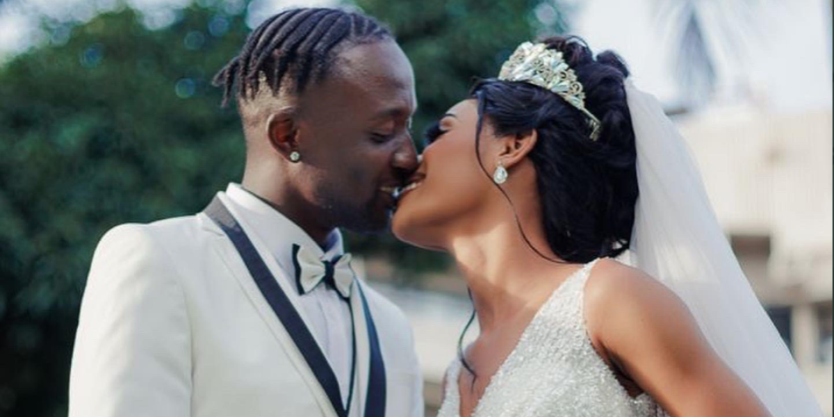 El futbolista Mohamed Buya cuenta que se tomaron las fotos con sus vestido antes de la boda.