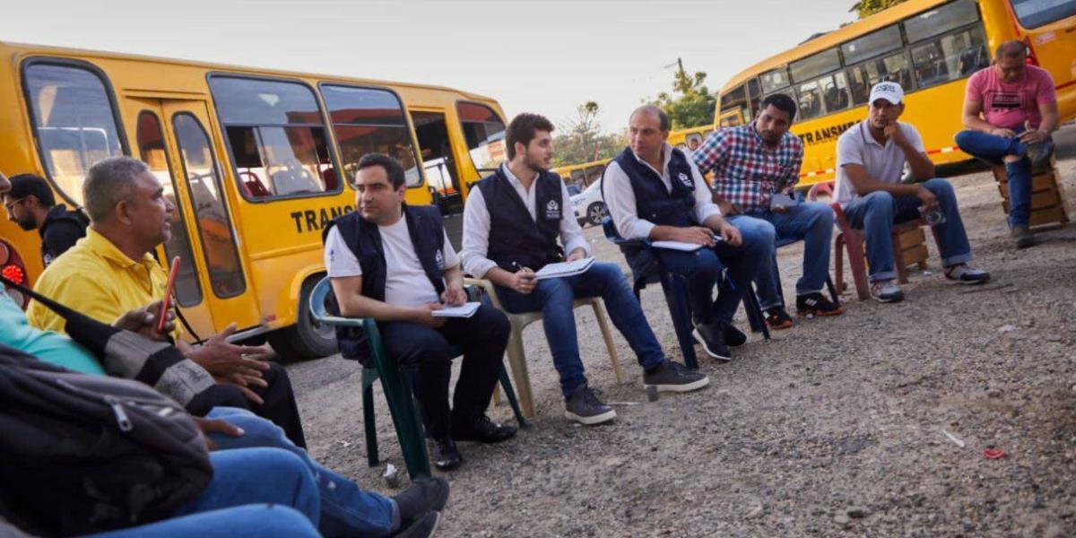 Los funcionarios de la Defensoría del Pueblo escuchan a los conductores de buses de Barranquila.