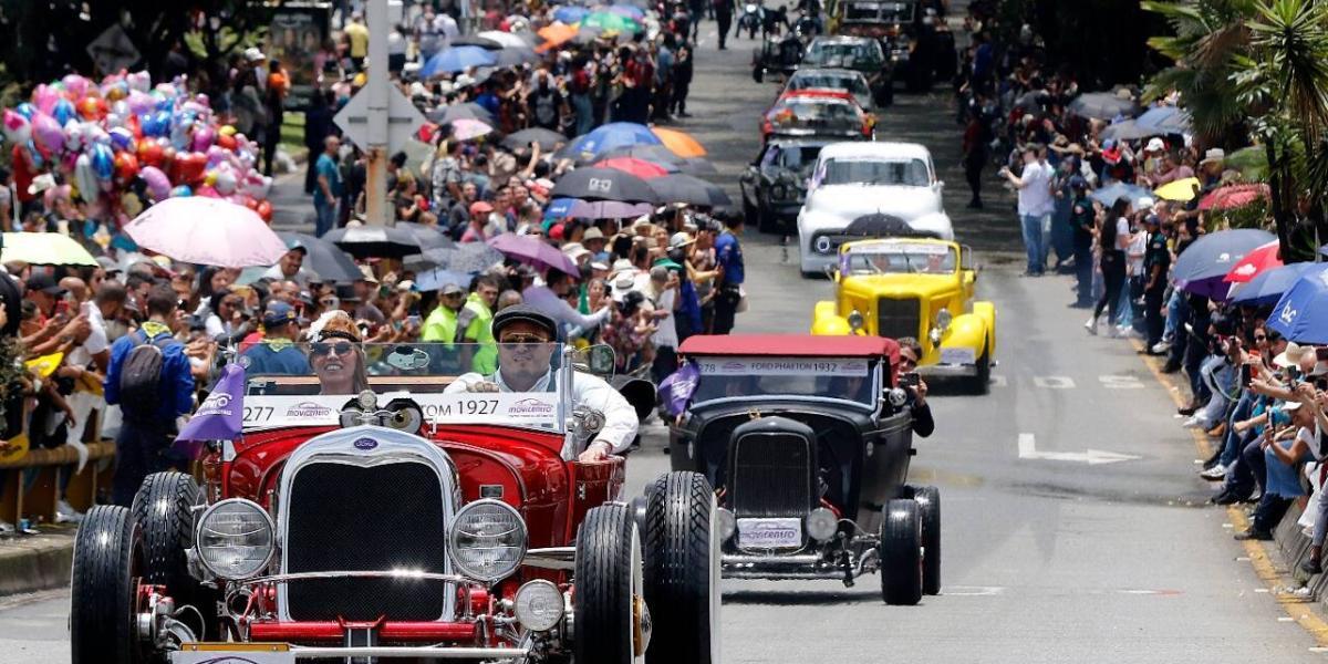 300 vehículos recorren la ciudad en la versión 25 del Desfile de Autos Clásicos y Antiguos.