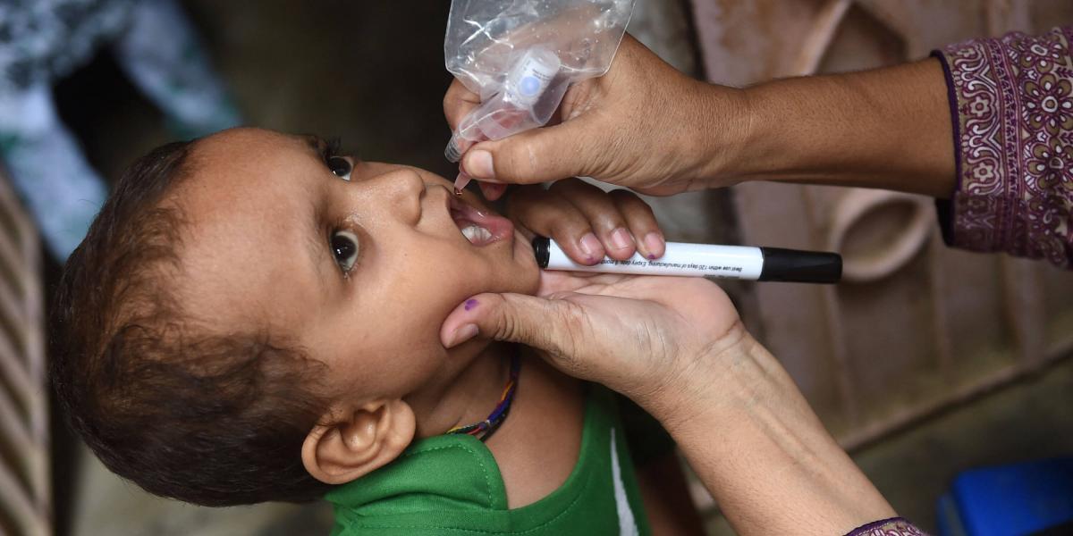 Niños siendo vacunados contra el virus de la polio en Paquistán.