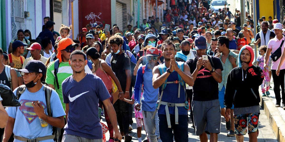 Cientos de migrantes caminan en caravana en el municipio de Tapachula, en el estado de Chiapas (México).