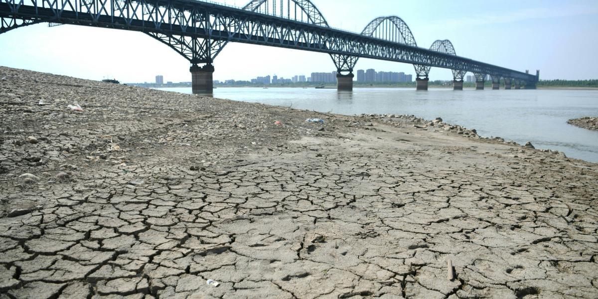 Río Yangtze en China afectado por la ola de calor.