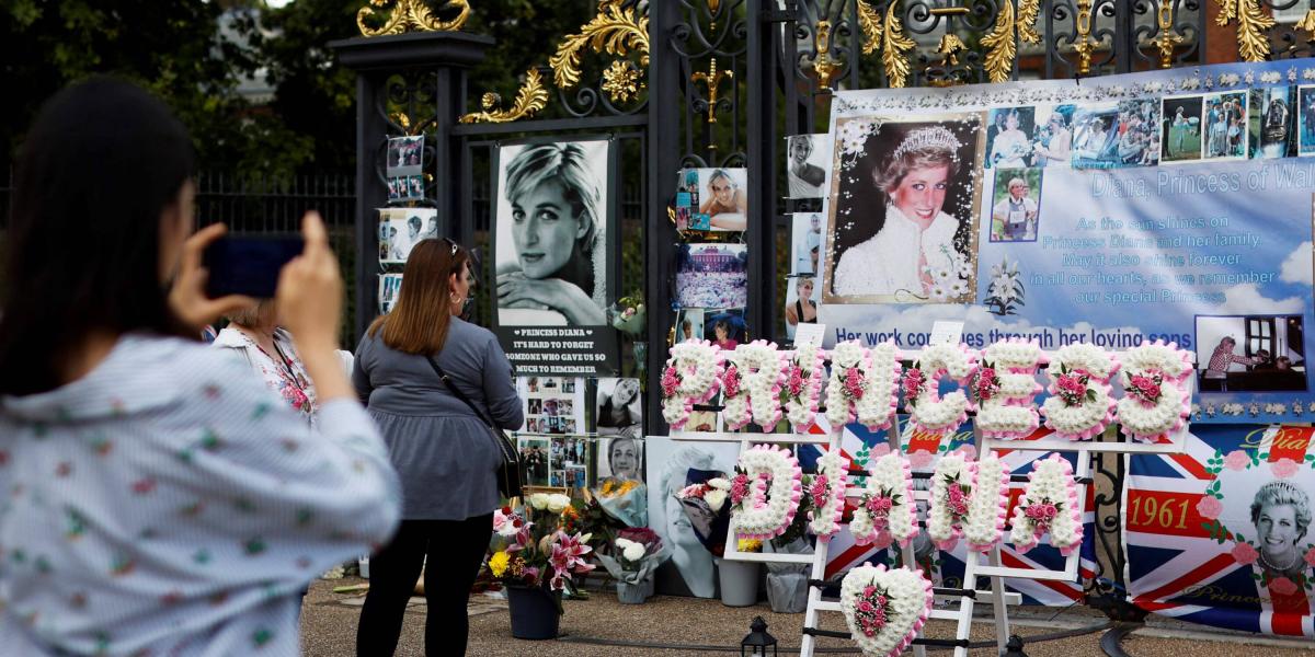 Homenajes a Lady Di frente al Palacio de Kensington, en el centro de Londres.