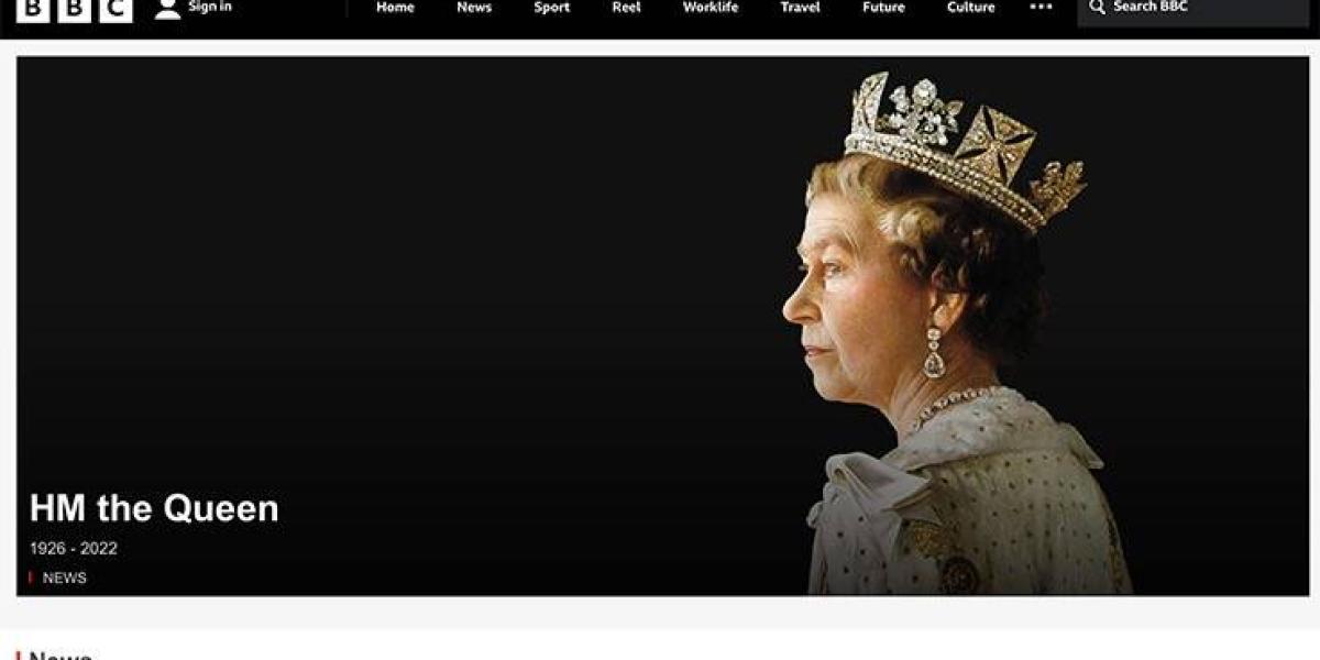 'BBC' conmemoró la muerte de la monarca con una foto en la que se le ve portando su corona.