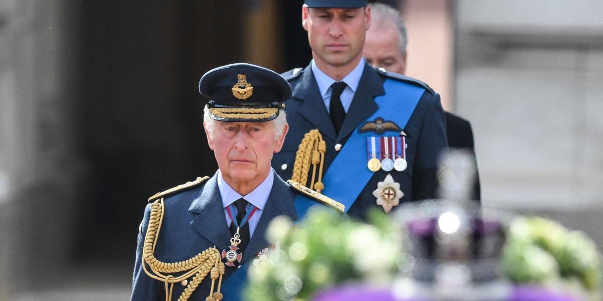 El rey Carlos III y el príncipe WIlliam acompañan el féretro de la reina Isabel II.