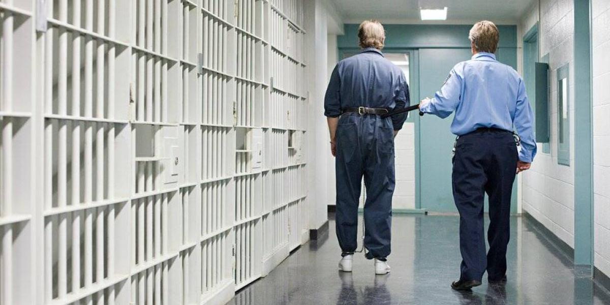 BBC Mundo: Un guardia conduce a un preso a su celda