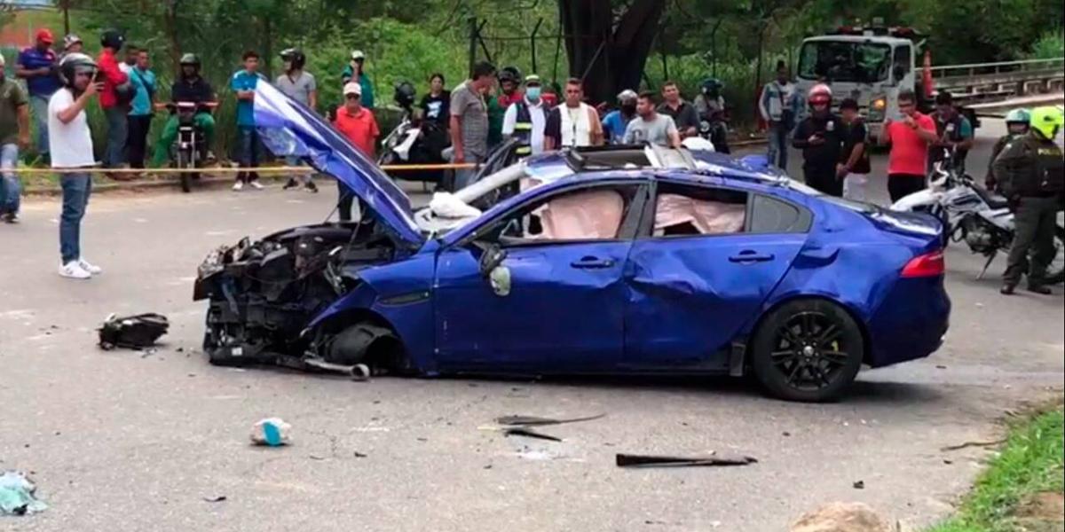 Este es el carro marca Jaguar que se estrelló en Bucaramanga.