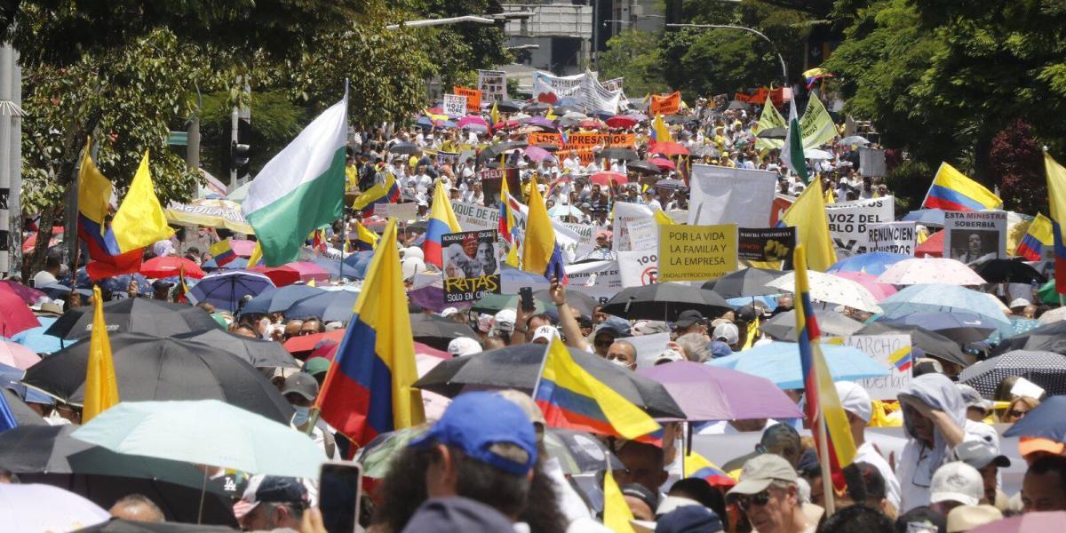 Multitudinaria marcha en el centro de Medellín.