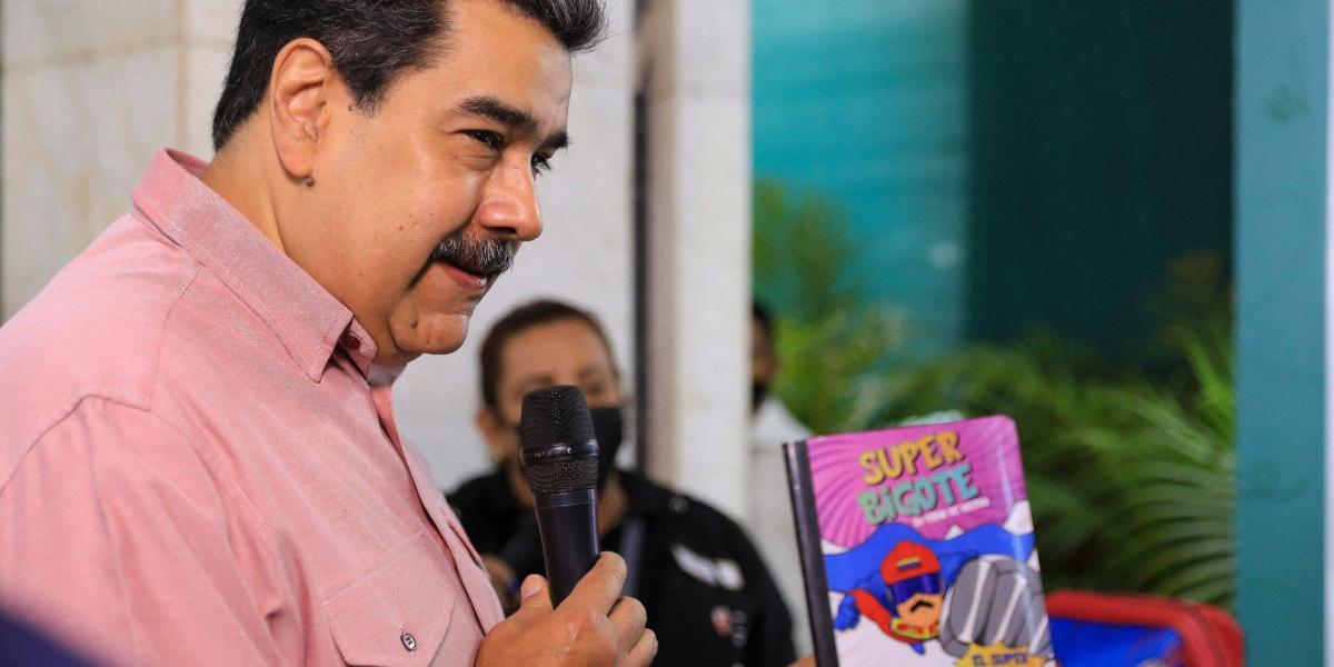 Nicolás Maduro en una feria de productos escolares.
