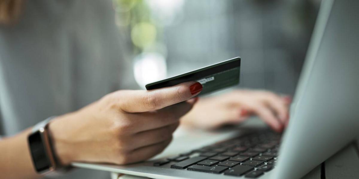 Las tarjetas débito pueden ayudarle a evitar el uso excesivo de las tarjetas de crédito.