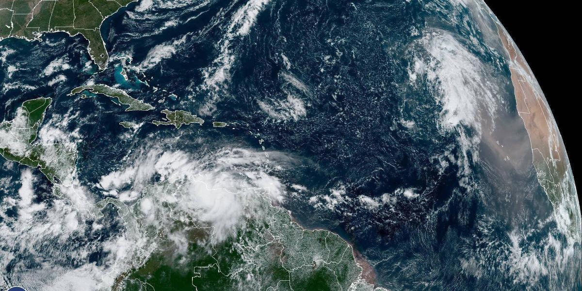 Imagen satelital cedida hoy jueves por la Oficina Nacional de Administración Oceánica y Atmosférica de Estados Unidos (NOAA).