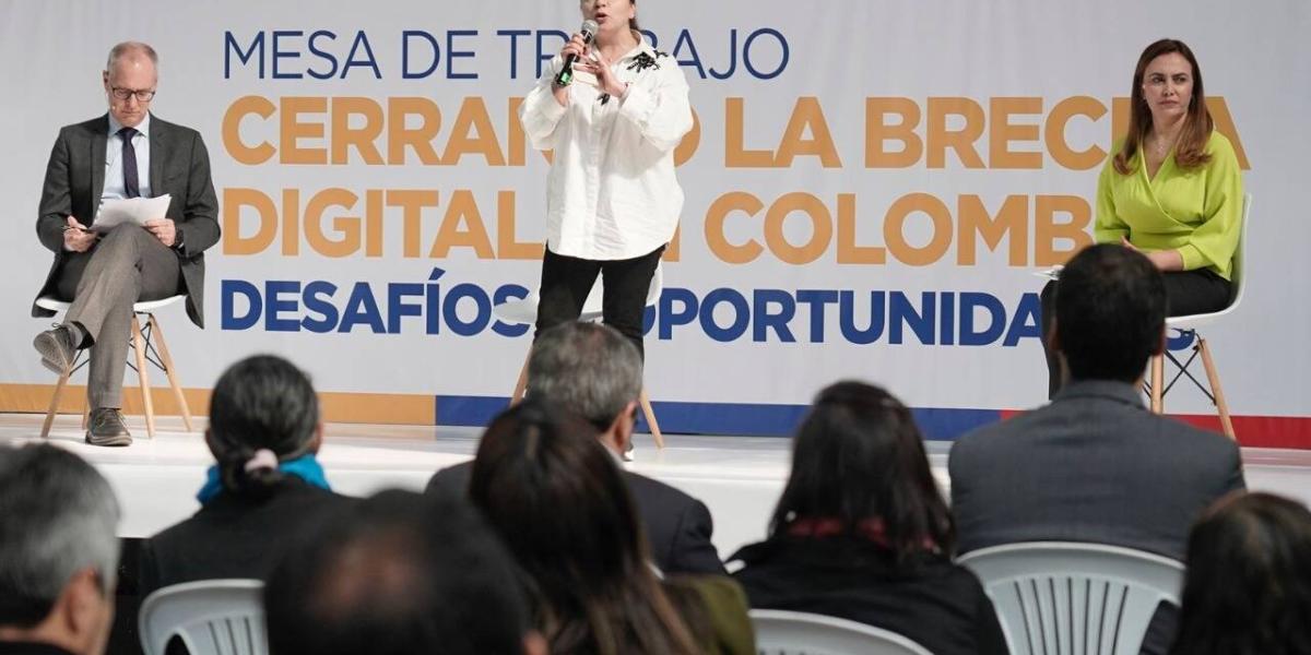 La ministra TIC, Sandra Milena Urrutia Pérez, culminó con éxito el taller ‘Cerrando la brecha digital en Colombia: desafíos y oportunidades’