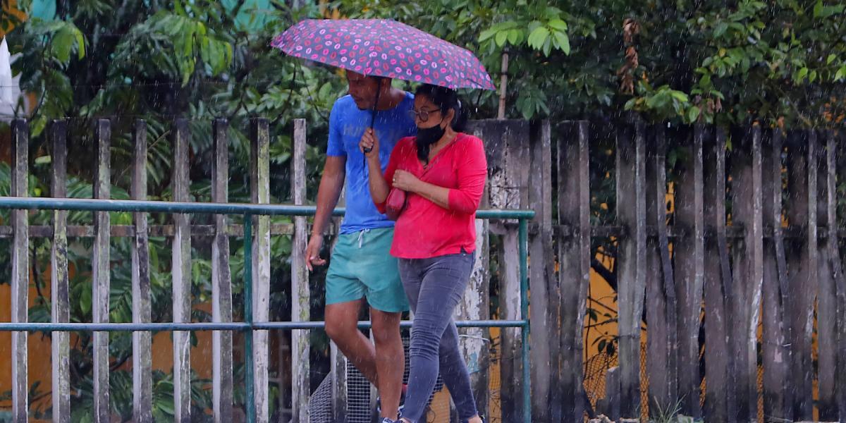 Los ciudadanos han debido recurrir al paraguas este fin de semana.