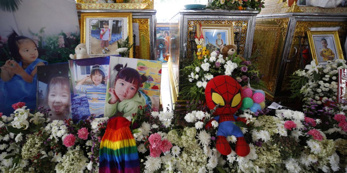 Homenajes a los niños asesinados en Tailandia.