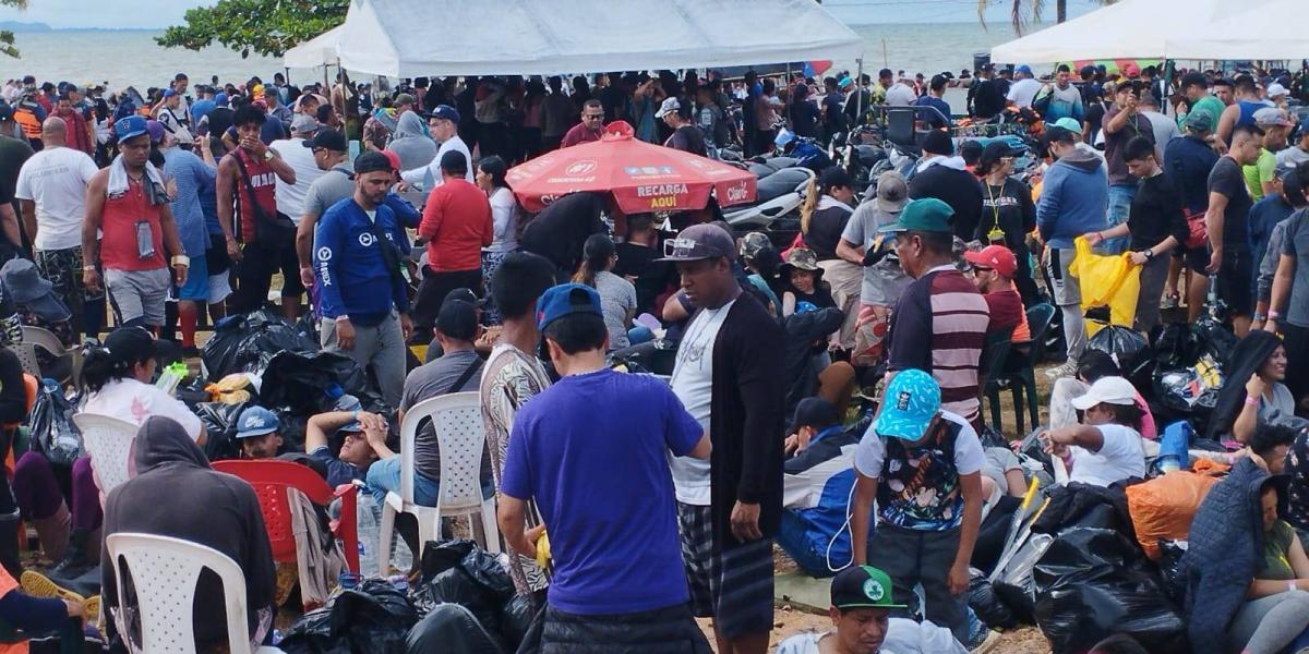 Cerca de 10.000 personas están represadas en el malecón del municipio.