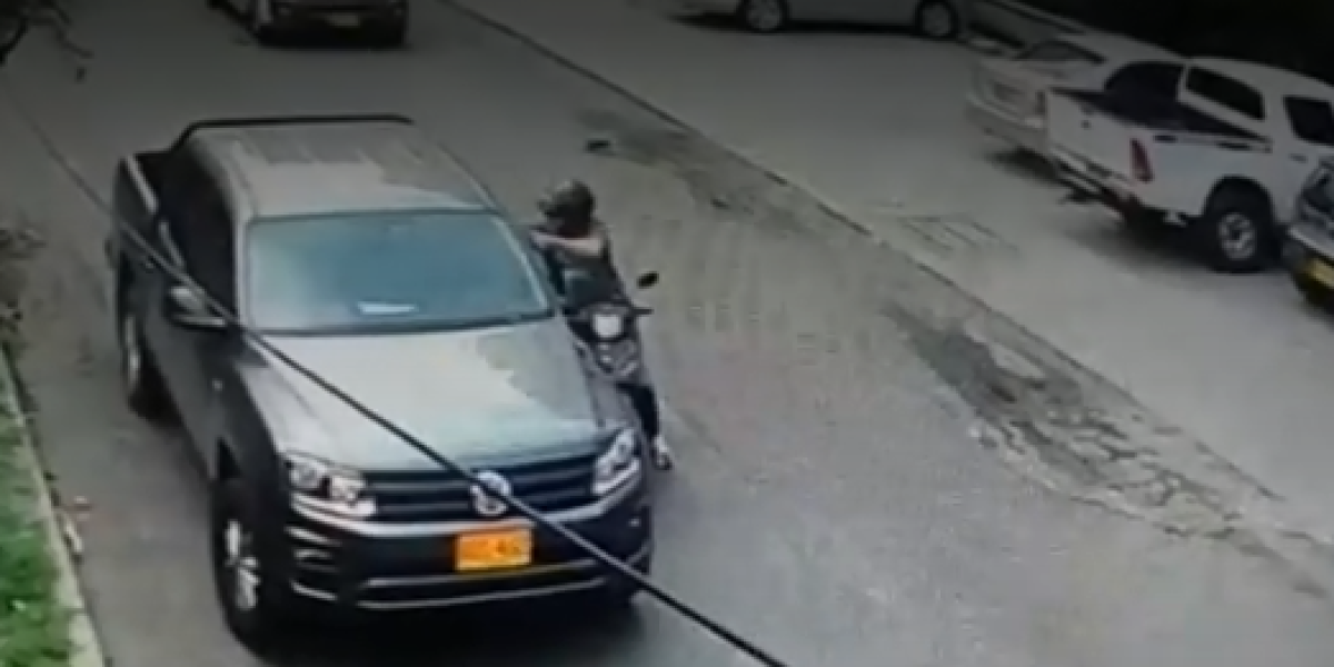 Video muestra cuando motociclista se arrima a conductor de camioneta.