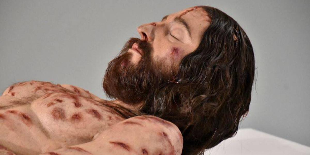 El cuerpo hiperrealista de Jesucristo en la exposición The Mystery Man,