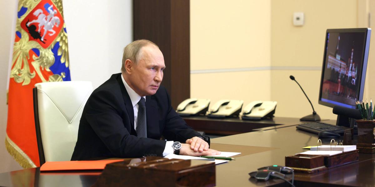 Vladimir Putin atiende un consejo de seguridad