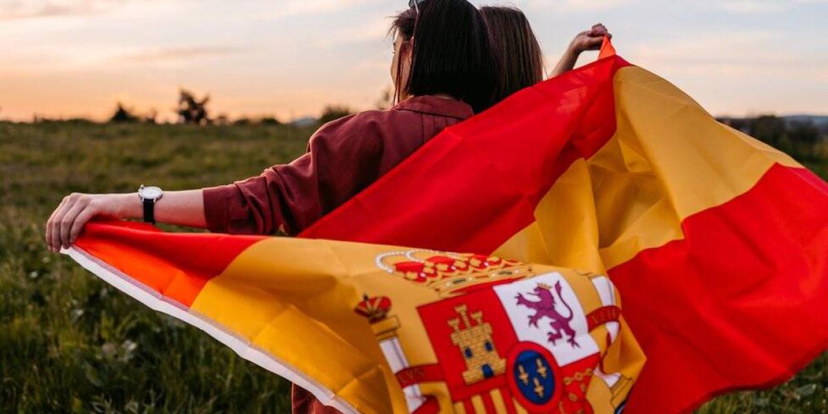 BBC Mundo: Jóvenes con la bandera española.