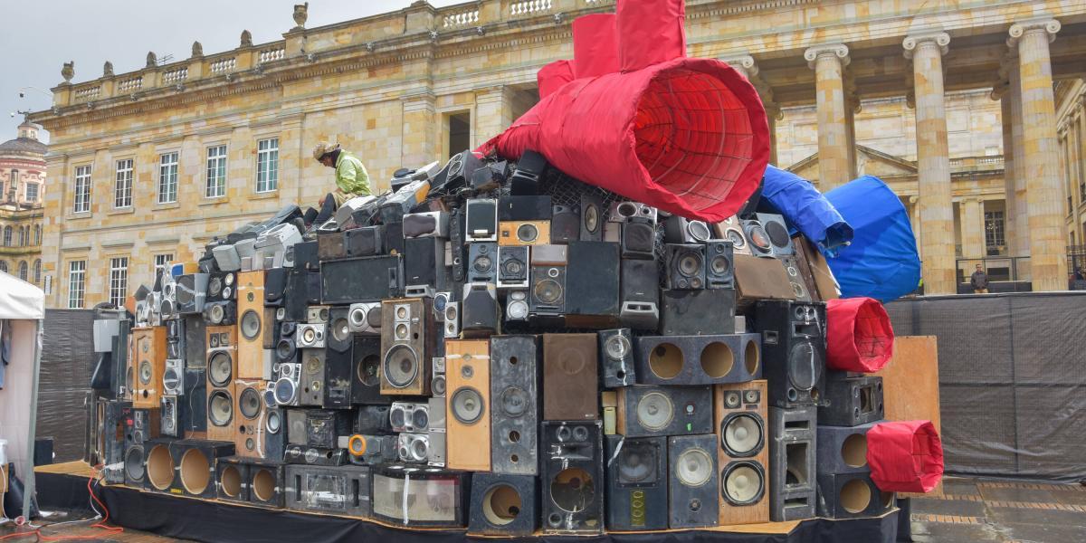 Listen, un corazón de parlantes reciclados, es la instalación de los artistas Aaron Fowler y Erin Desmond, en Barcú.