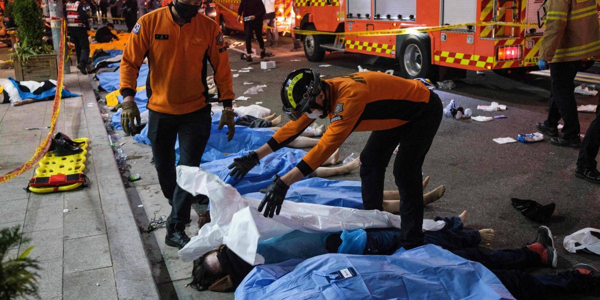 Cuerpos recuperados tras la tragedia en Seúl.