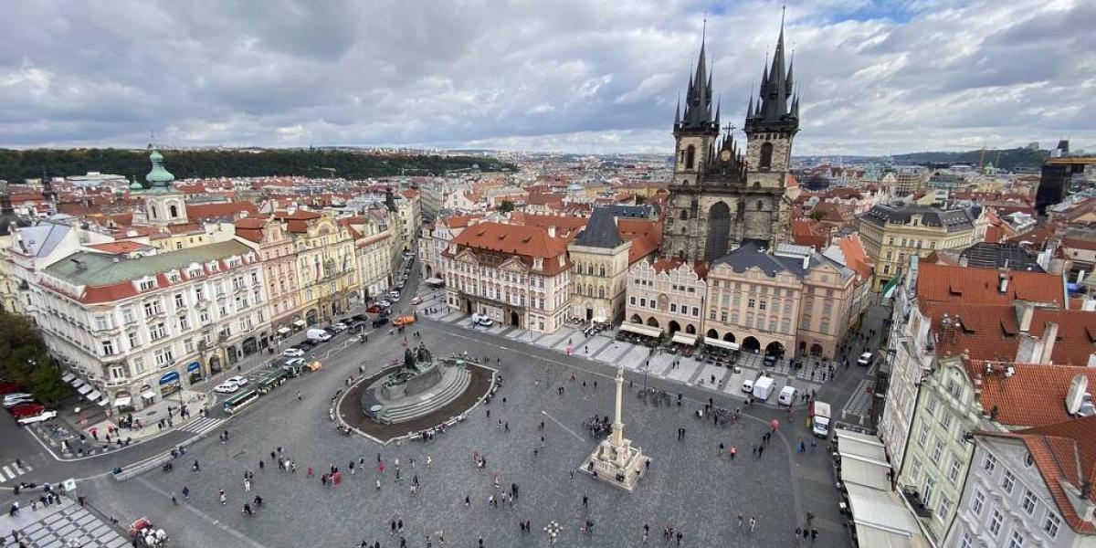 Vista desde la torre del Viejo Ayuntamiento a la plaza Antigua, en Praga.