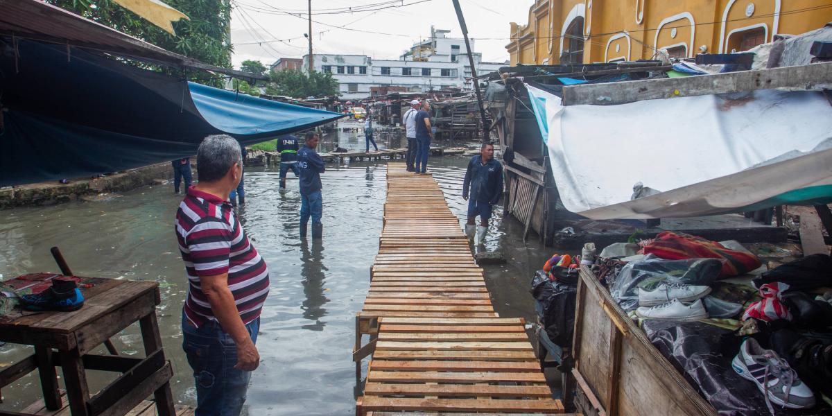 Inundaciones en la ciudad en el sector del Mercado de granos y el corregimiento de Juan Mina en Barranquilla a raíz de las lluvias del 3 de noviembre.