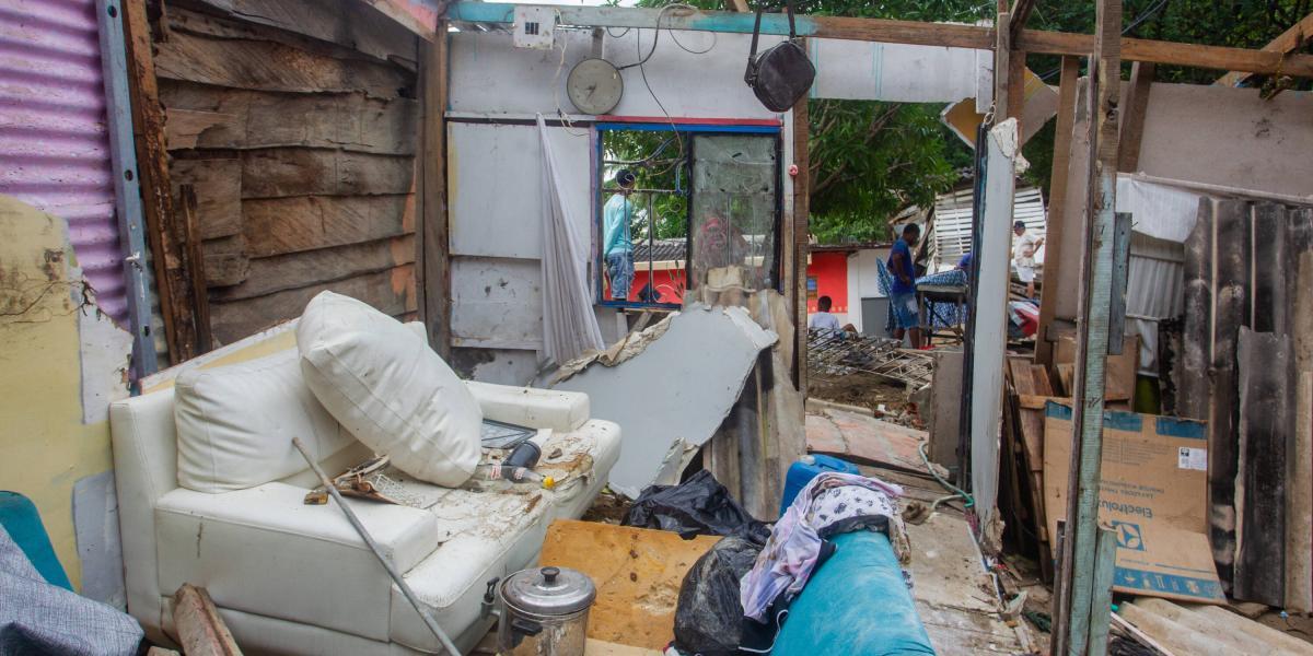 Barranquilla, Colombia, 8 de Noviembre de 2022. Habitantes del barrio Nueva Colombia, suroccidente de Barranquilla, resultaron damnificados por deslizamientos de tierra en el sector produto de las lluvias del fin de semana que ocasionaron la caída de 500 casas en el sector. Foto Vanexa Romero/ETCE