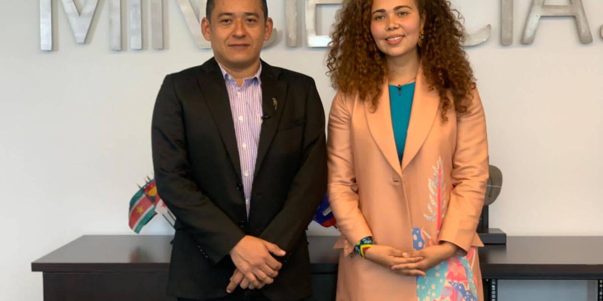 El ministro Arturo Luna junto a Yesenia Olaya Requene, la nueva viceministra de Talento y Apropiación Social del Conocimiento