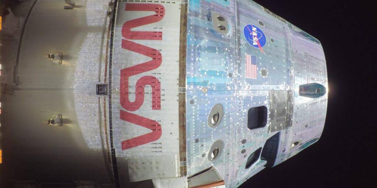 Orión tomó esta selfie de alta resolución en el espacio con una cámara montada en su ala de paneles solares durante una inspección externa de rutina de la nave espacial en el tercer día de la misión Artemis I.