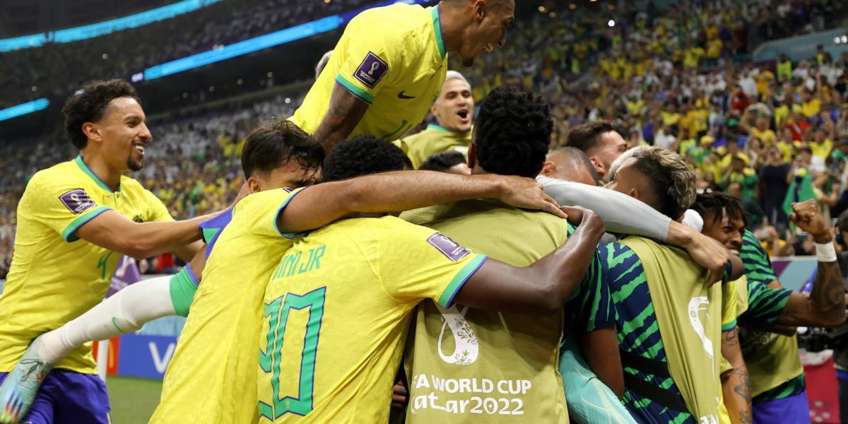 La selección de Brasil celebra los goles de Richarlison