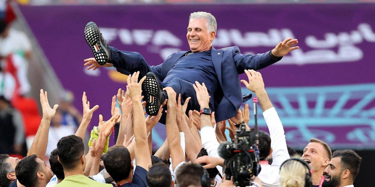 Queiroz y sus jugadores de Irán celebrando.