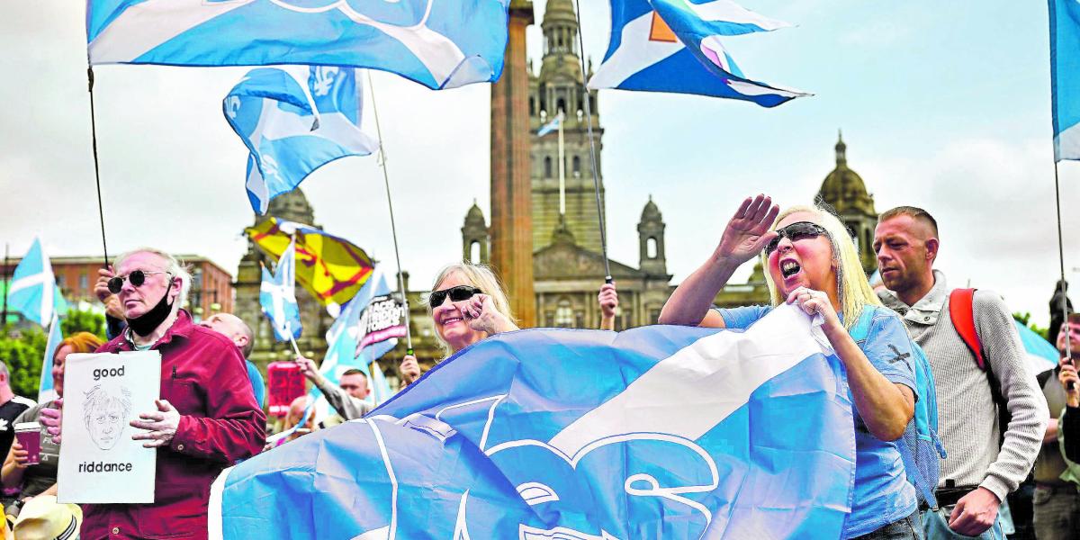 La aspiración segregacionista de los escoceses ha sido un tema recurrente a través de los años. La imagen muestra a miembros del movimiento ‘Todos bajo una bandera’ cuando marchaban, en mayo pasado, por la independencia y en defensa del Servicio Nacional de Salud, en Glasgow.