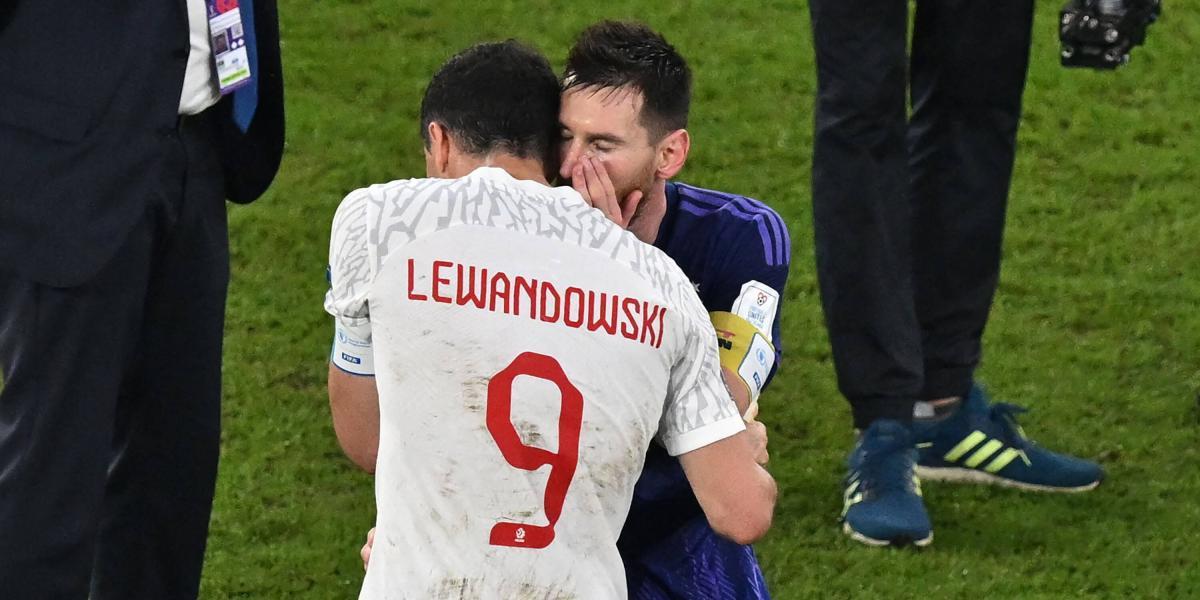 Messi y Lewandosky al final del partido de la tercera ronda del Grupo C.