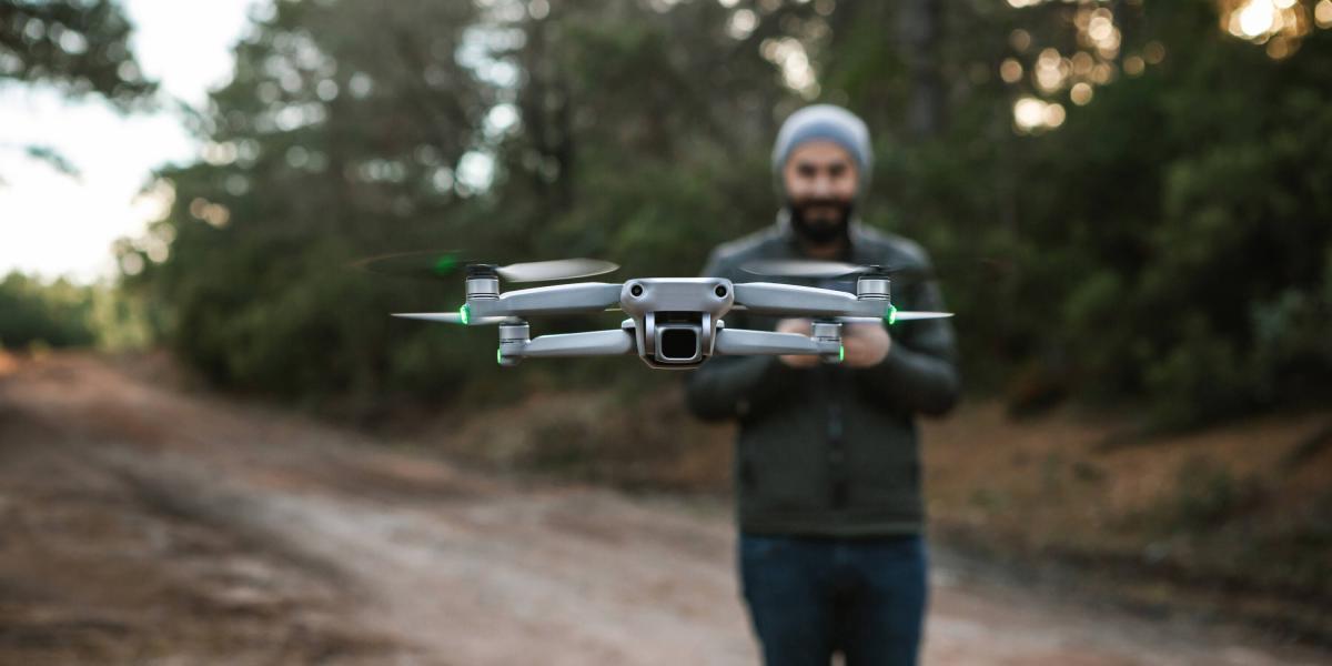 Tenga en cuenta las condiciones y reglamentaciones antes de volar el dron en otra ciudad o país.