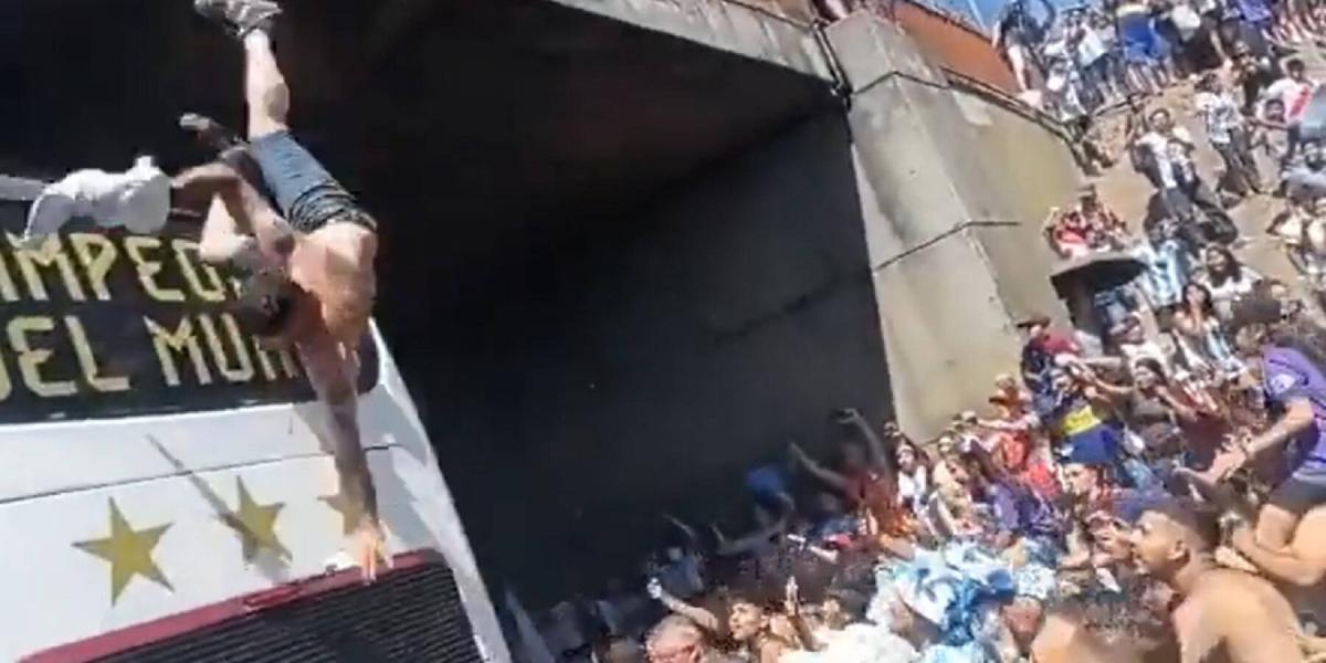 Hincha cae desde un puente en festejo de Argentina, al intentar meterse al bus.