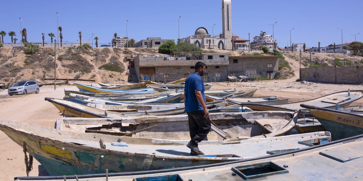 NYT: Miflih Abu Rial en el cementerio de barcos en el puerto de Gaza. Un sitio es una "guerra contra nuestro sustento", dijo.