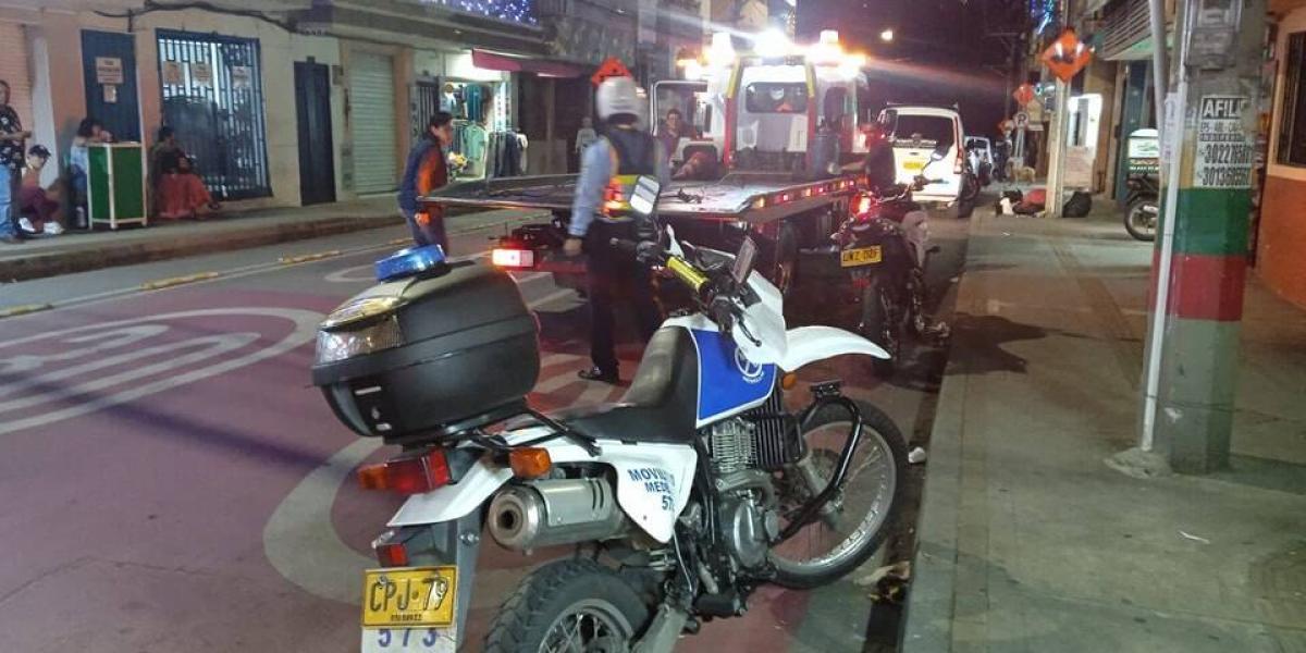 Moto mal parqueada en Itagüí.